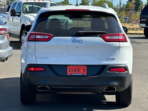 Used 2018 Jeep Cherokee Latitude Plus AWD/4WD image 6
