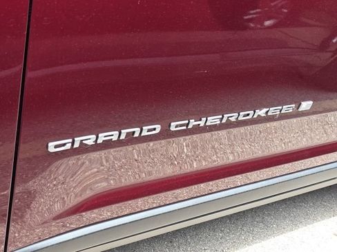Used 2025 Jeep Grand Cherokee Laredo AWD/4WD image 11