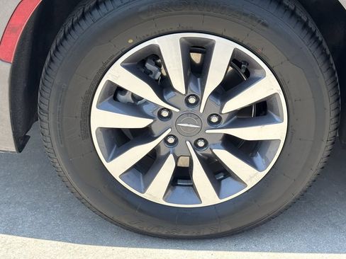 Used 2023 Chrysler Pacifica Touring-L FWD image 7