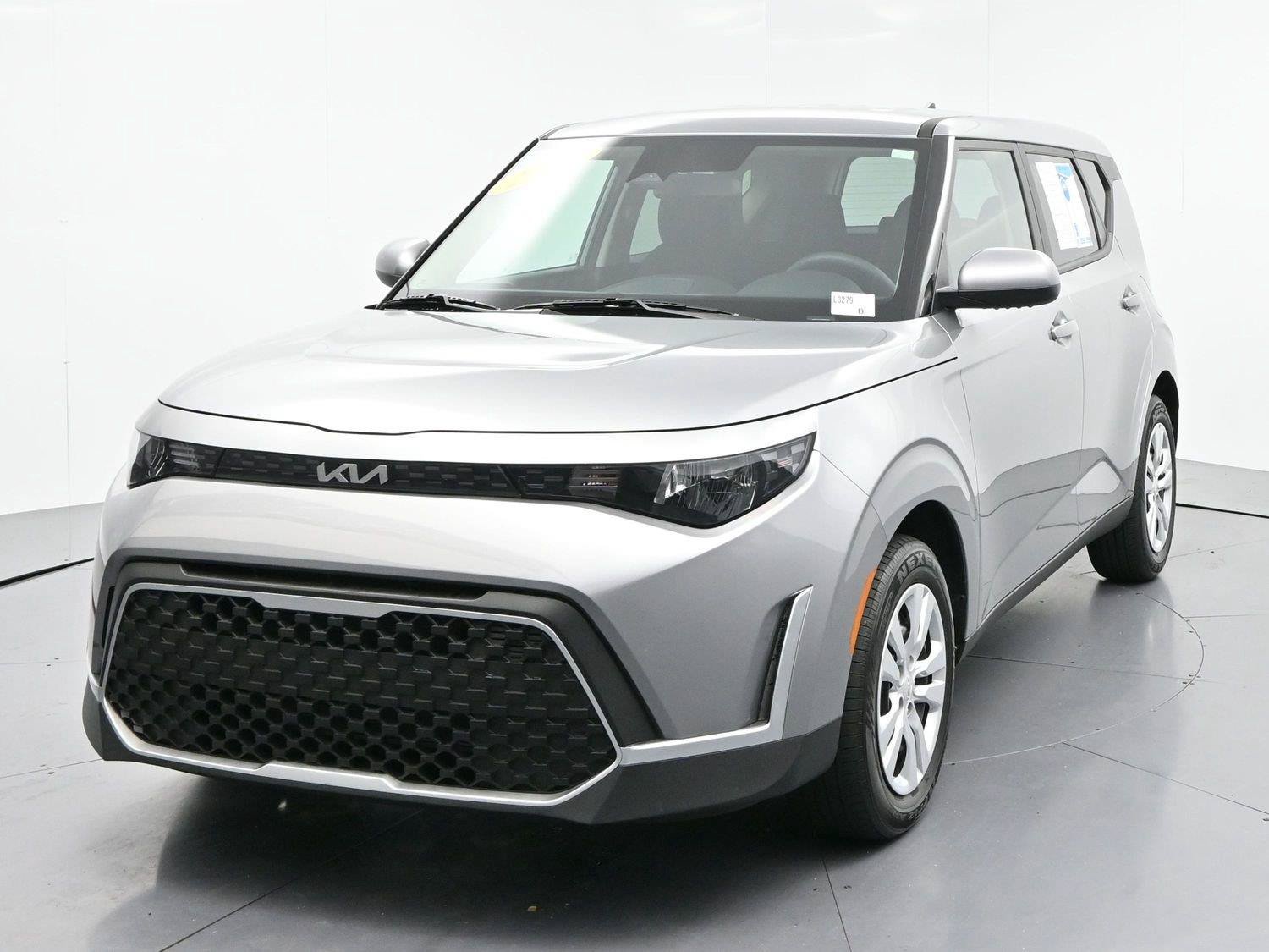 Used 2025 Kia Soul LX FWD image 3