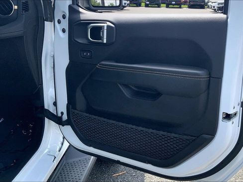 Certified 2024 Jeep Wrangler Unlimited Sahara w/ Technology Group AWD/4WD image 22