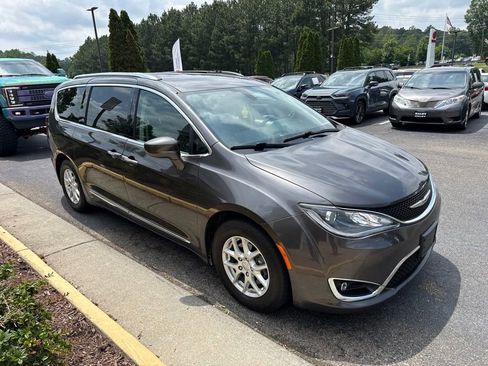Used 2020 Chrysler Pacifica Touring-L FWD image 1