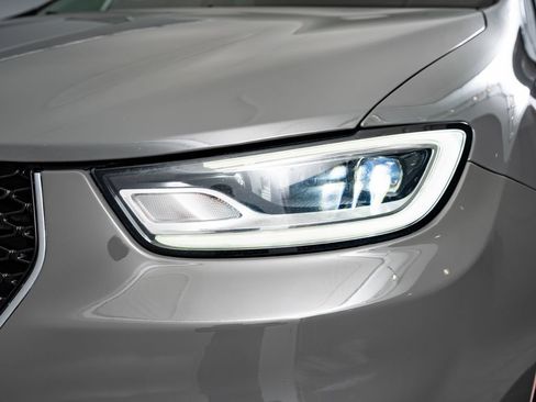 Used 2022 Chrysler Pacifica Touring-L FWD image 14
