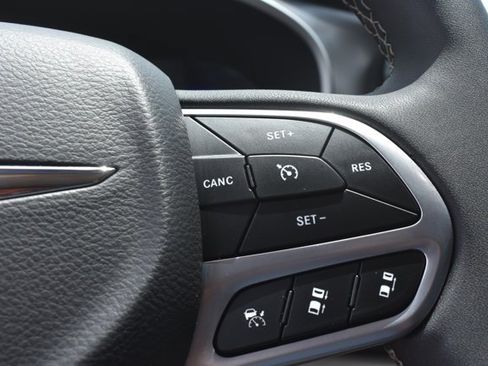 Used 2024 Chrysler Pacifica Touring-L FWD image 22