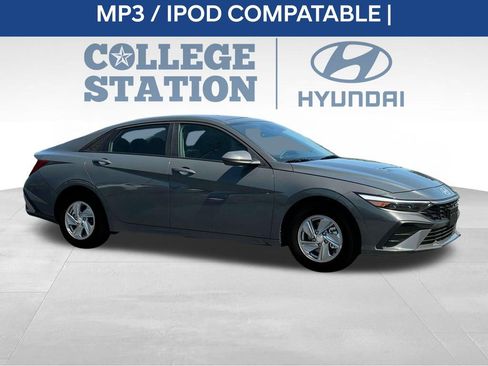 Used 2025 Hyundai Elantra SE image 11