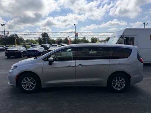 Used 2023 Chrysler Pacifica Touring-L FWD image 9