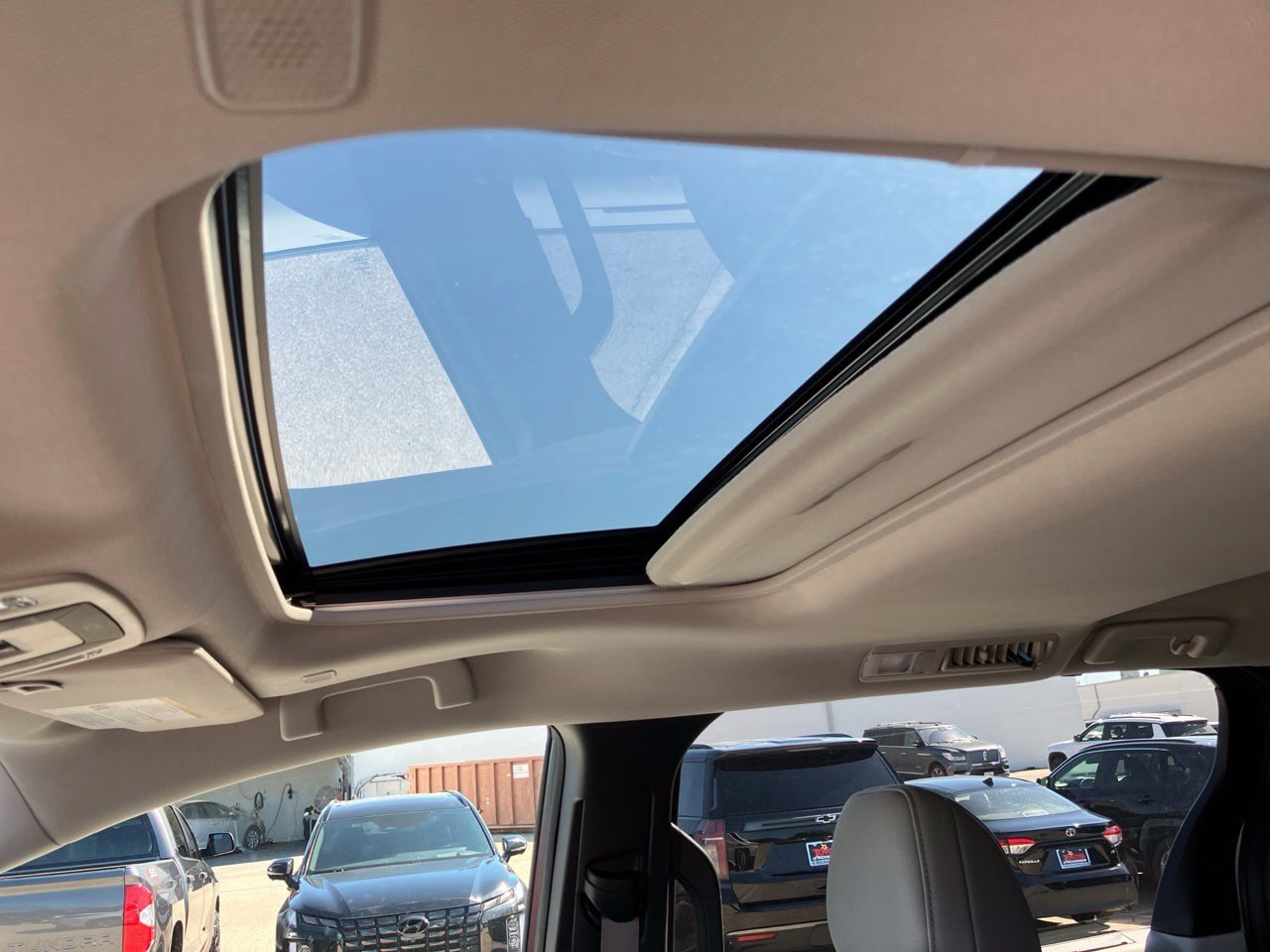 Used 2025 Toyota Sienna XLE FWD image 7