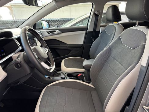 Used 2025 Volkswagen Taos SE image 27