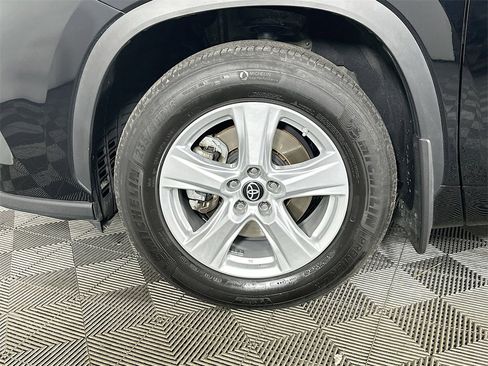 Used 2024 Toyota Highlander LE image 33