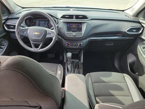 Used 2022 Chevrolet TrailBlazer LT w/ Confidence II Package FWD image 17