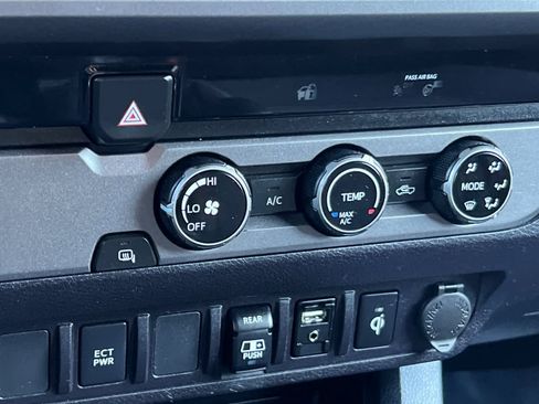 Used 2018 Toyota Tacoma TRD Sport image 21