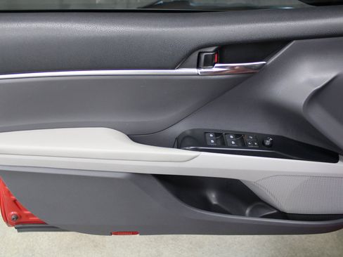 Used 2020 Toyota Camry SE image 12