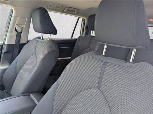 Used 2024 Toyota Highlander LE AWD/4WD image 14