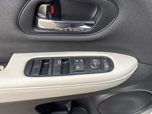Used 2021 Honda HR-V LX image 16