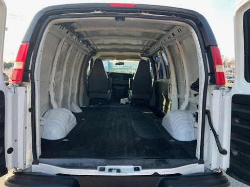Used 2018 Chevrolet Express 2500 w/ Driver Convenience Package image 5