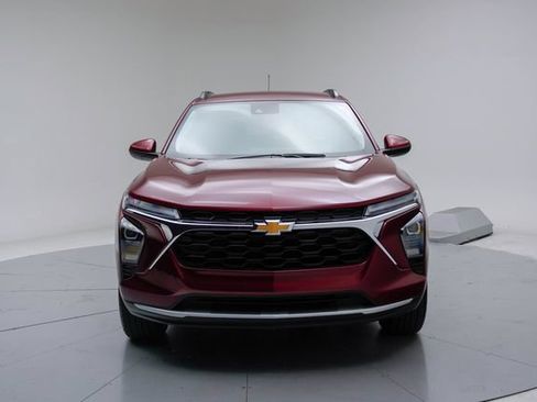 Used 2025 Chevrolet Trax LT FWD image 12