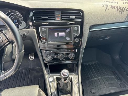 Used 2017 Volkswagen Golf R 4-Door AWD/4WD image 10