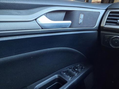 Used 2020 Ford Fusion SE image 17