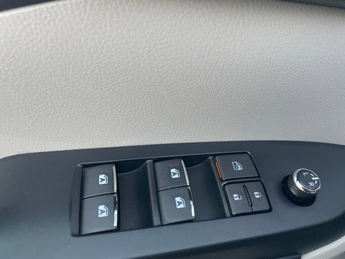 Used 2019 Toyota Highlander Limited image 19