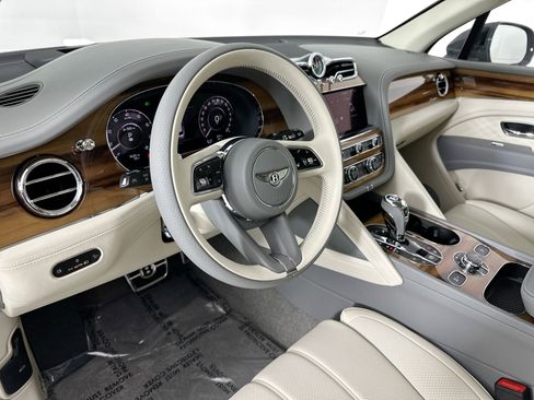 Used 2025 Bentley Bentayga Extended Wheelbase image 10