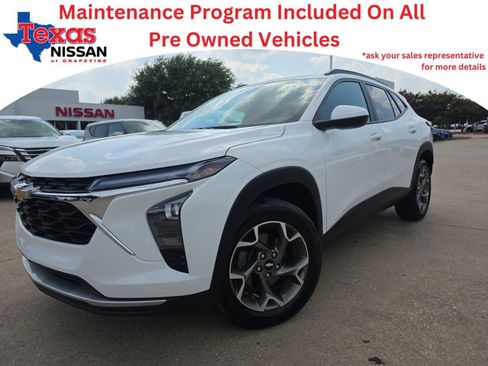 Used 2025 Chevrolet Trax LT FWD image 1