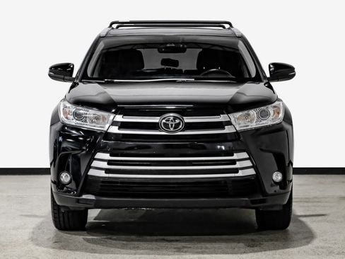 Used 2019 Toyota Highlander XLE FWD image 3
