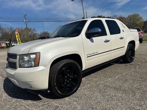 Used 2013 Chevrolet Avalanche LTZ RWD image 20
