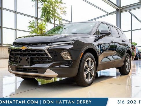 Used 2025 Chevrolet Blazer LT FWD image 1