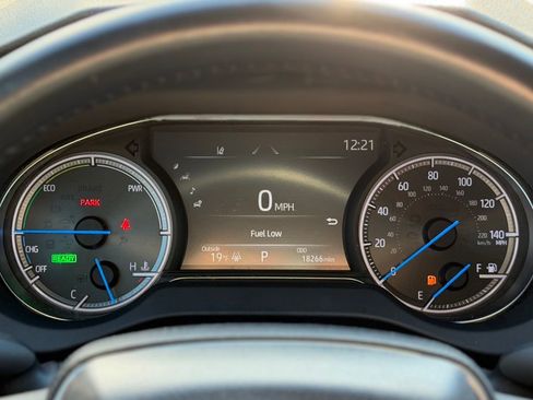 Used 2022 Toyota Venza XLE image 11