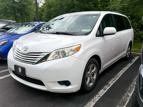 Used 2017 Toyota Sienna LE FWD image 3