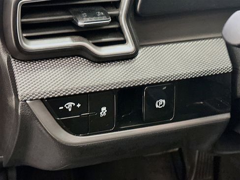 Used 2025 Kia Sportage LX image 17