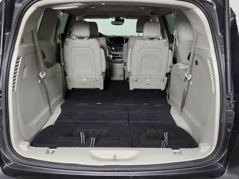 Used 2021 Chrysler Pacifica Touring-L FWD image 11