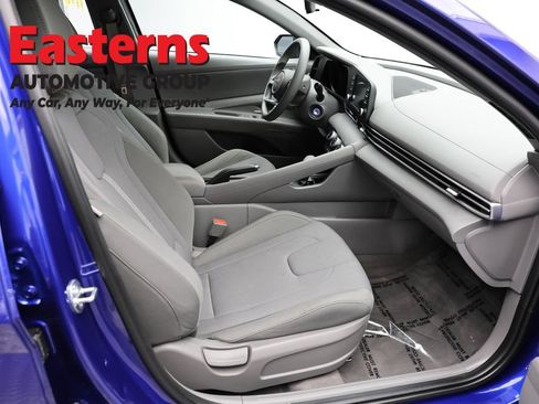 Used 2023 Hyundai Elantra SE w/ Preferred Accessory Package FWD image 24