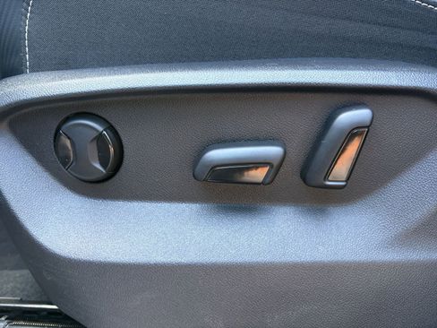 Used 2025 Volkswagen Atlas Cross Sport SE image 23