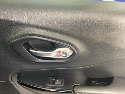 Used 2019 Jeep Cherokee Latitude Plus AWD/4WD image 36