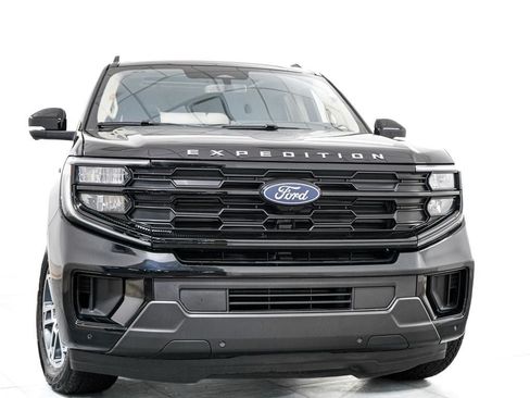 Used 2025 Ford Expedition Active AWD/4WD image 3