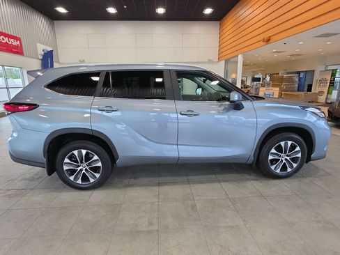 Used 2023 Toyota Highlander XLE AWD/4WD image 6