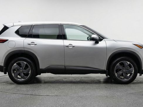 Used 2025 Nissan Rogue SV FWD image 11