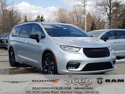 New 2026 Chrysler Pacifica Limited w/ S Appearance Package