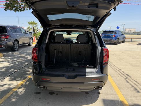 Used 2023 GMC Acadia SLT w/ Elevation Edition FWD image 8