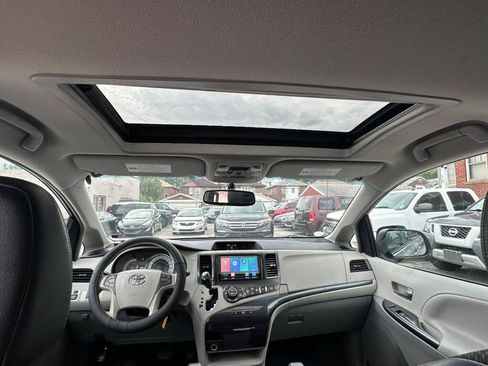 Used 2012 Toyota Sienna SE FWD image 17