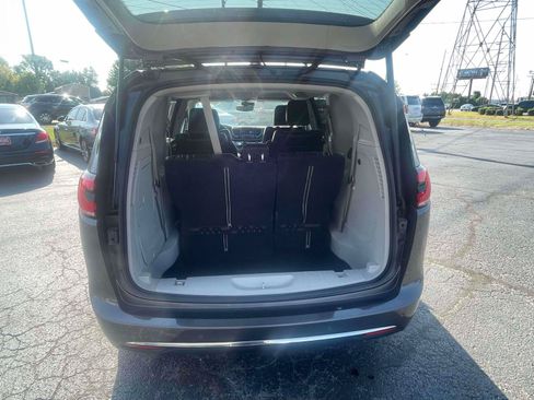 Used 2022 Chrysler Pacifica Touring-L w/ Uconnect Theater Family Group FWD image 6