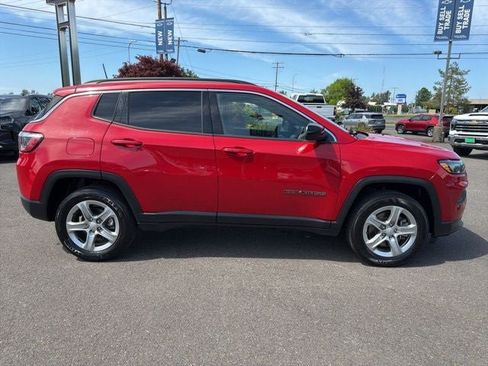 Used 2024 Jeep Compass Latitude AWD/4WD image 10