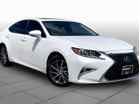 Used 2017 Lexus ES 350 w/ Luxury Package FWD image 3