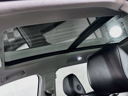 Certified 2024 Volkswagen Tiguan SE w/ Panoramic Sunroof Package AWD/4WD image 19