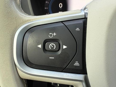 Certified 2022 Volvo XC60 B5 Momentum w/ Advanced Package image 18