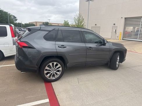 Used 2021 Toyota RAV4 XLE Premium image 3