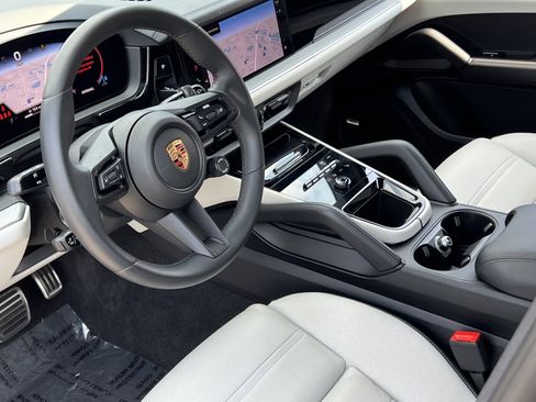 Certified 2025 Porsche Cayenne S image 4