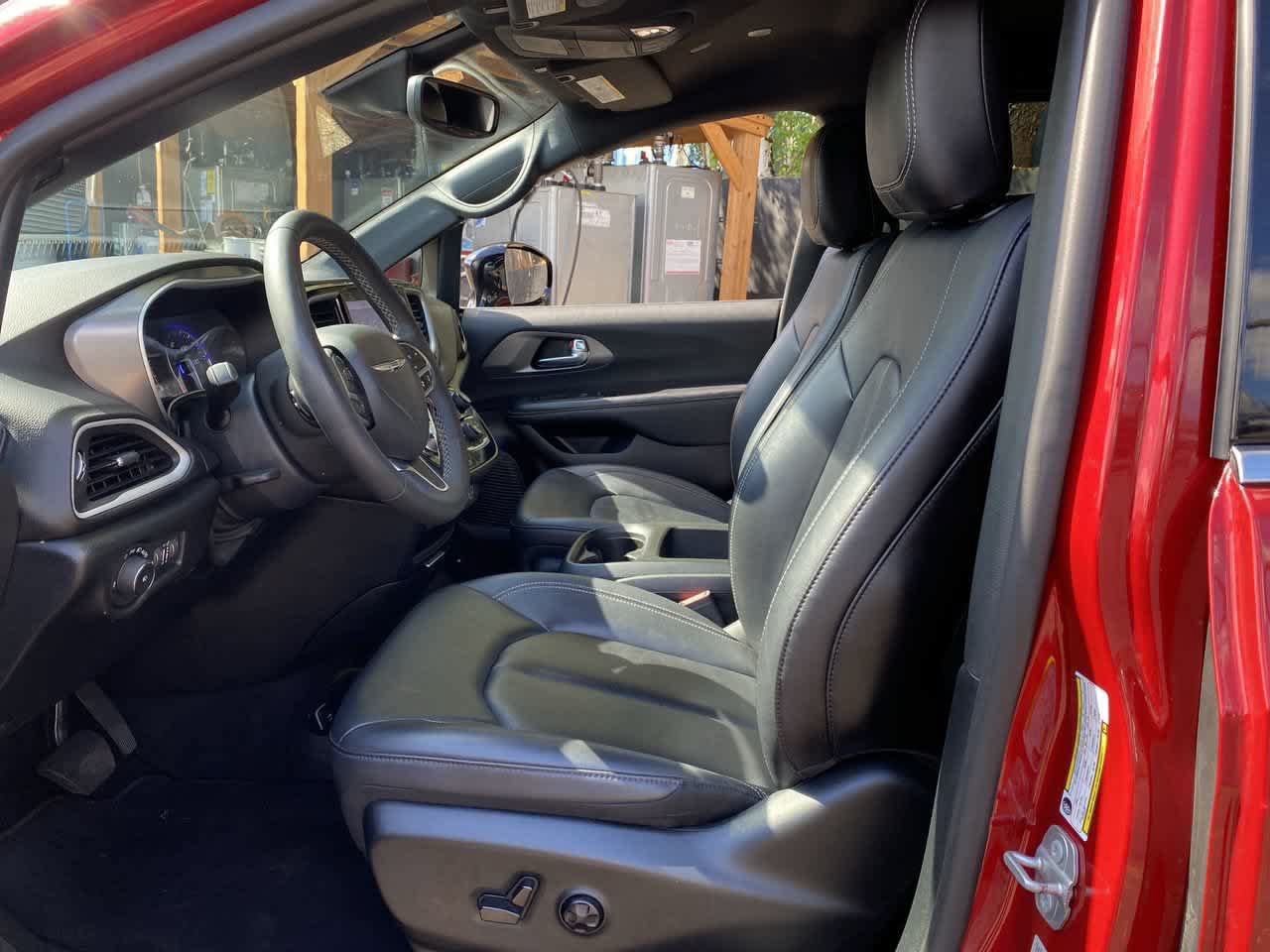 Used 2025 Chrysler Pacifica Select FWD image 13