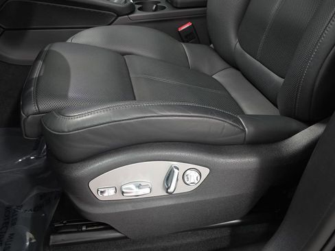 Certified 2025 Porsche Macan AWD/4WD image 25